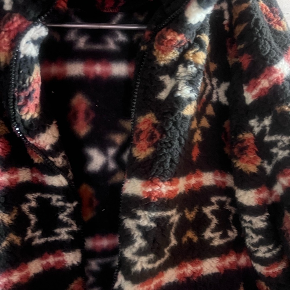 Woman’s love tree brand sweater - Picture 2 of 4